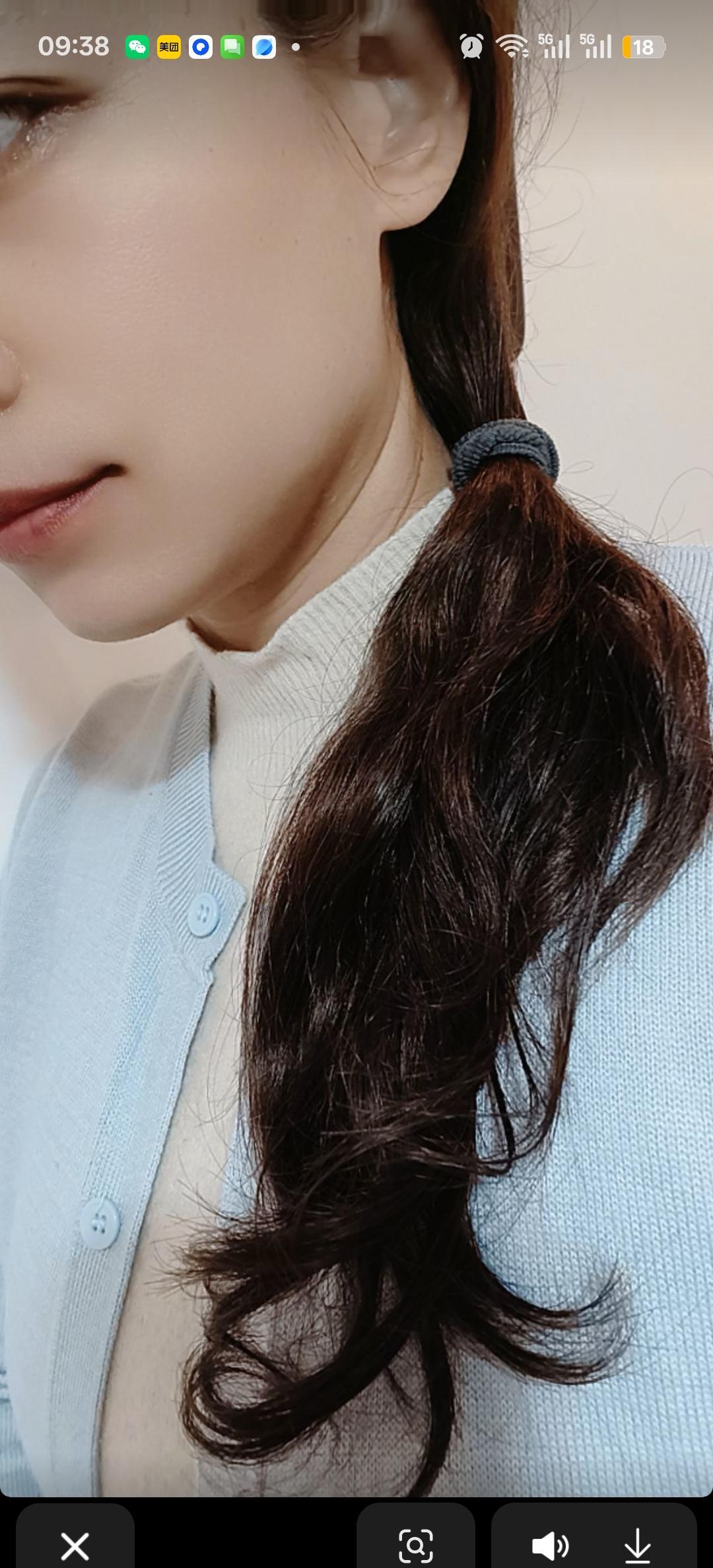 头发不是掉，是主动辞职。
早上梳头，能听见地板在笑。
洗发水换了七八种，越洗越空