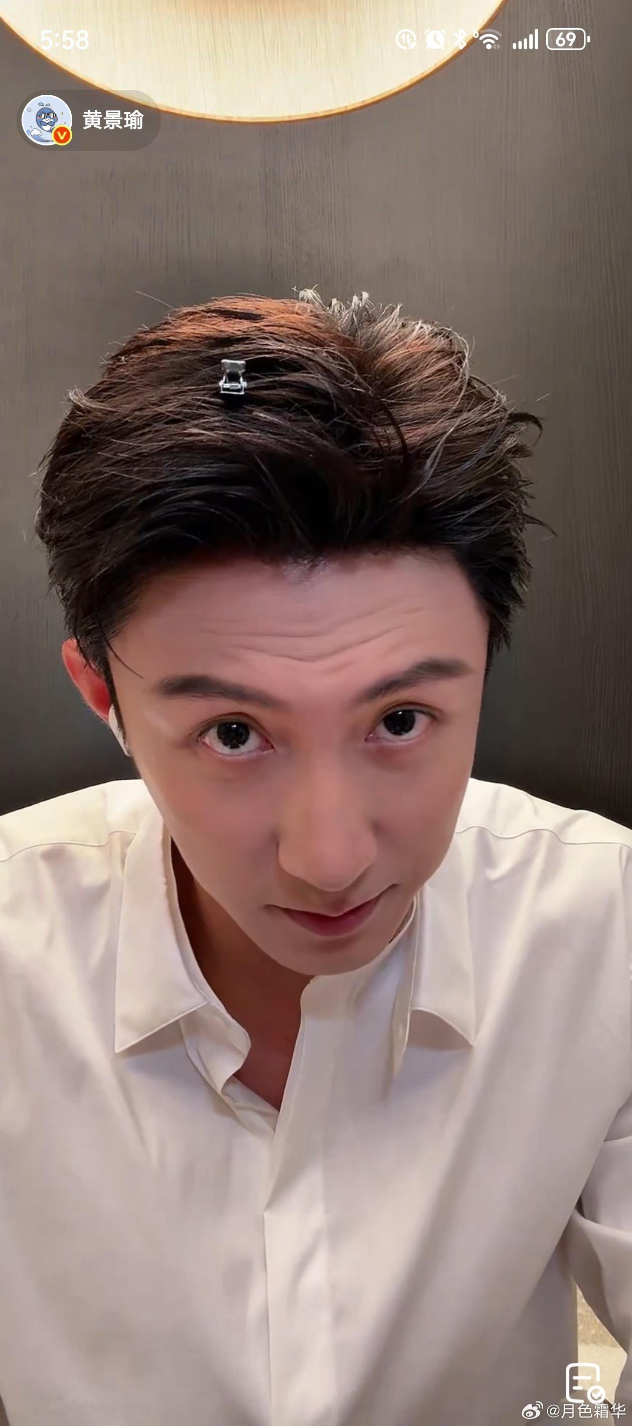 翘翘毛被驯服的全过程，瞅夹子好萌，眼睛珠子大就是可爱，又黑又浓郁，黑葡萄一样的眼