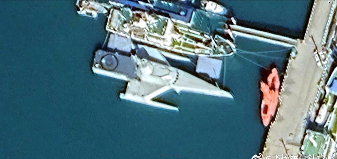 JARI-USV-A 无人艇与另一艘较小型的三体无人艇试验平台同时停靠在港区。