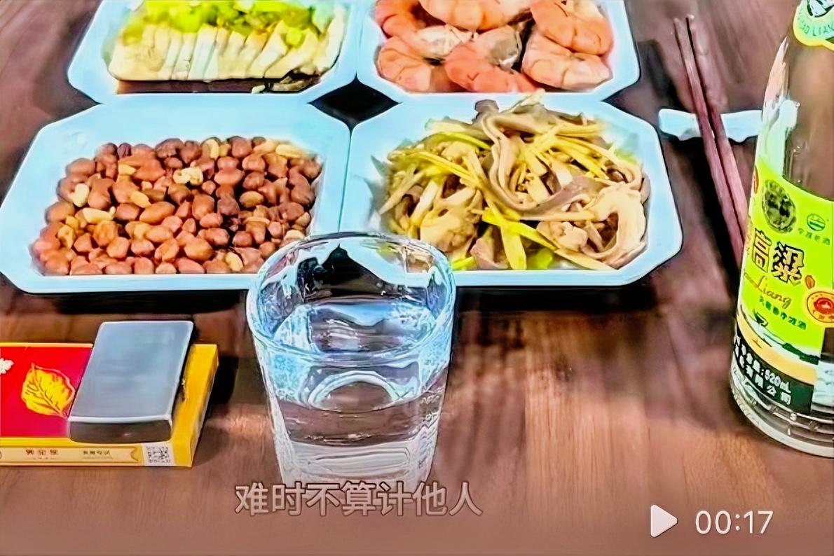 隔壁村有这样老人？
儿子儿媳在镇上服装厂打工，
每年会给老人三万块钱生活费。
老