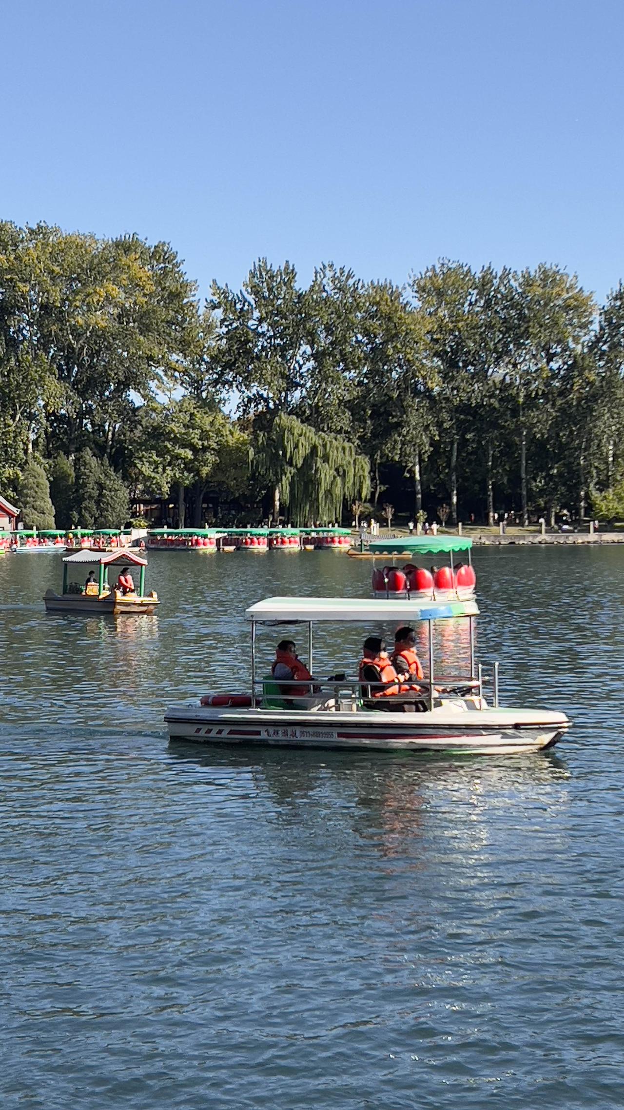 【原创】悠闲湖上泛舟，享受宁静时光