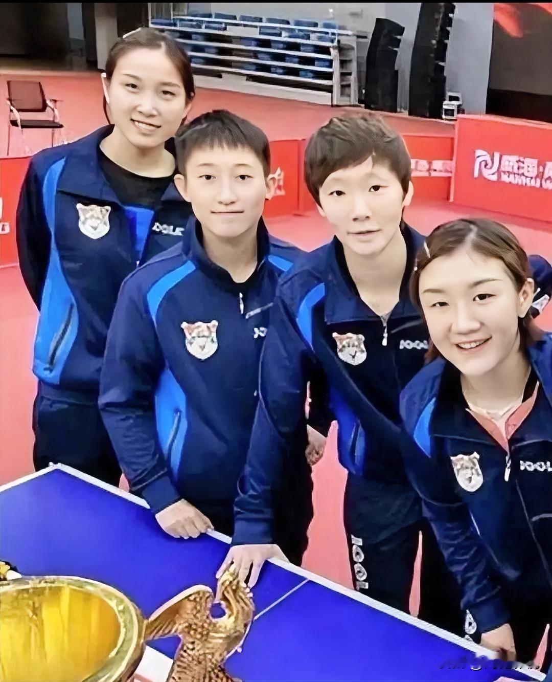 四位运动员合影。左一的是秀韵多姿的钱天一，右二的是明眸善睐的王曼昱，最右边的是细