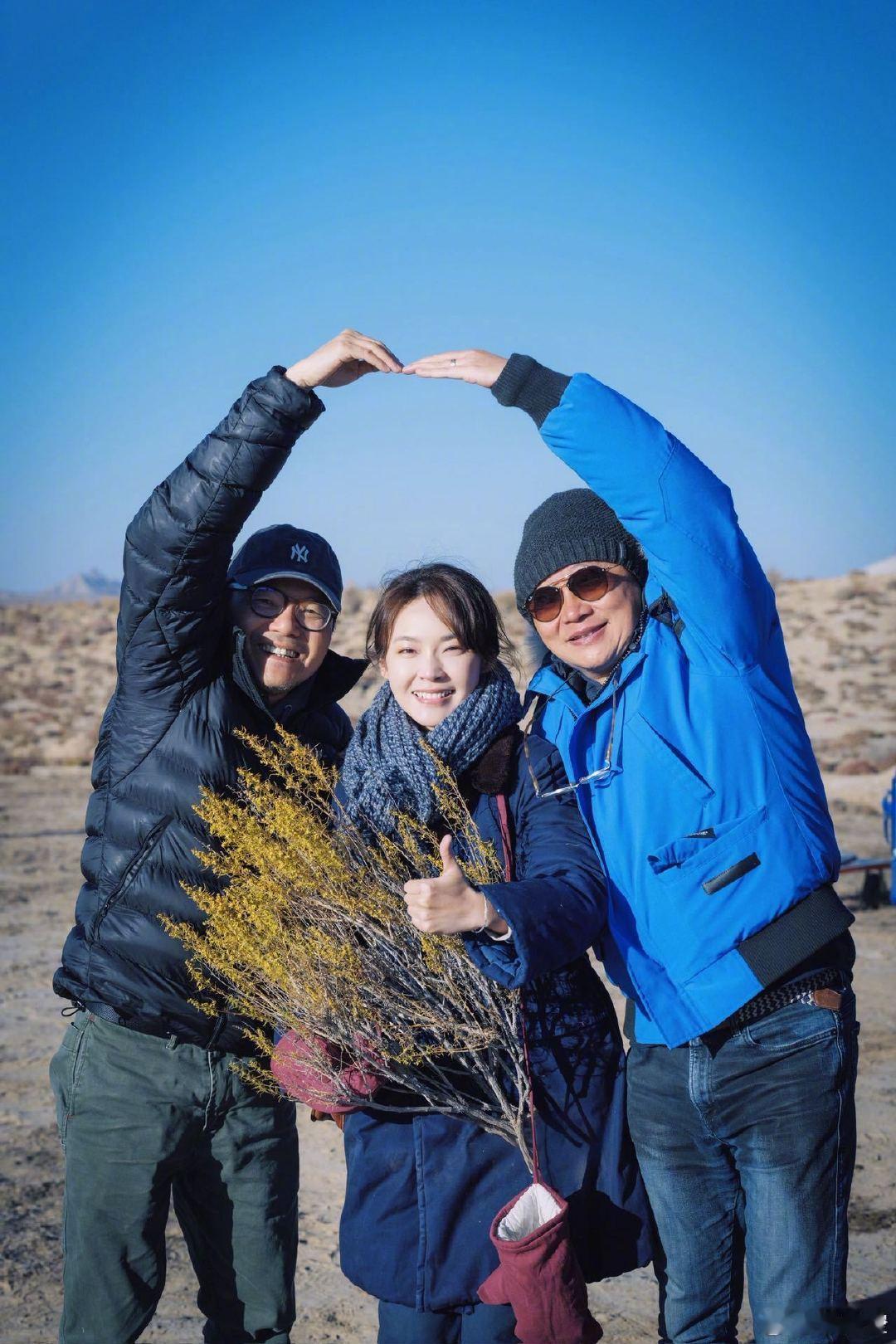 张佳宁好特别的杀青捧花 先靠不走寻常路的捧花吸睛，张丽慧从学法身份“跳”到西北，