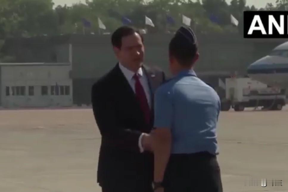鲁比奥到达印度德里，准备进行“四方会谈”。没想到，一下飞机直接懵了！

在飞机舱