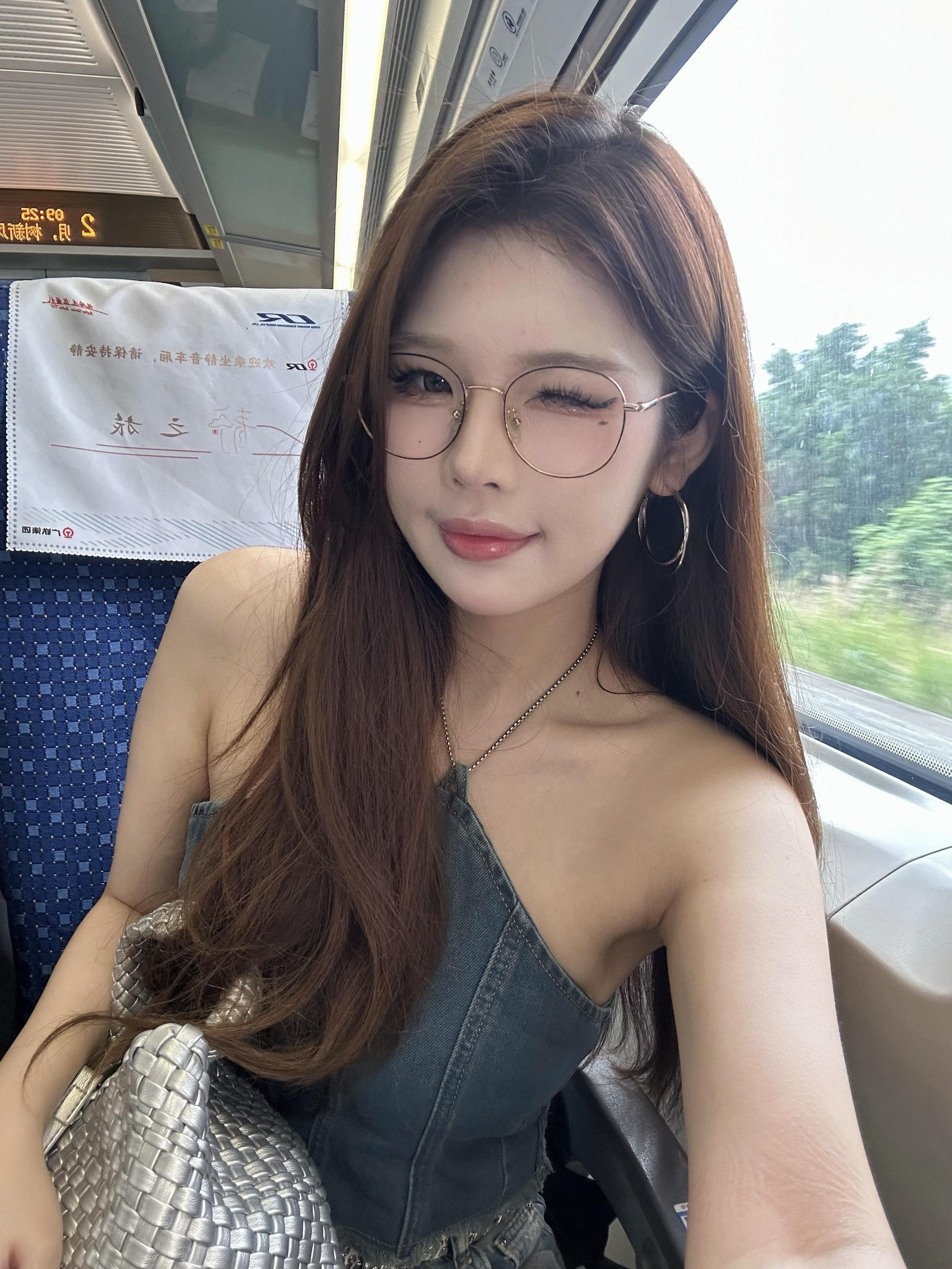 早上好 我已经出门了 你们呢 终于拍上高铁化妆了 好好一个i人就这样被...