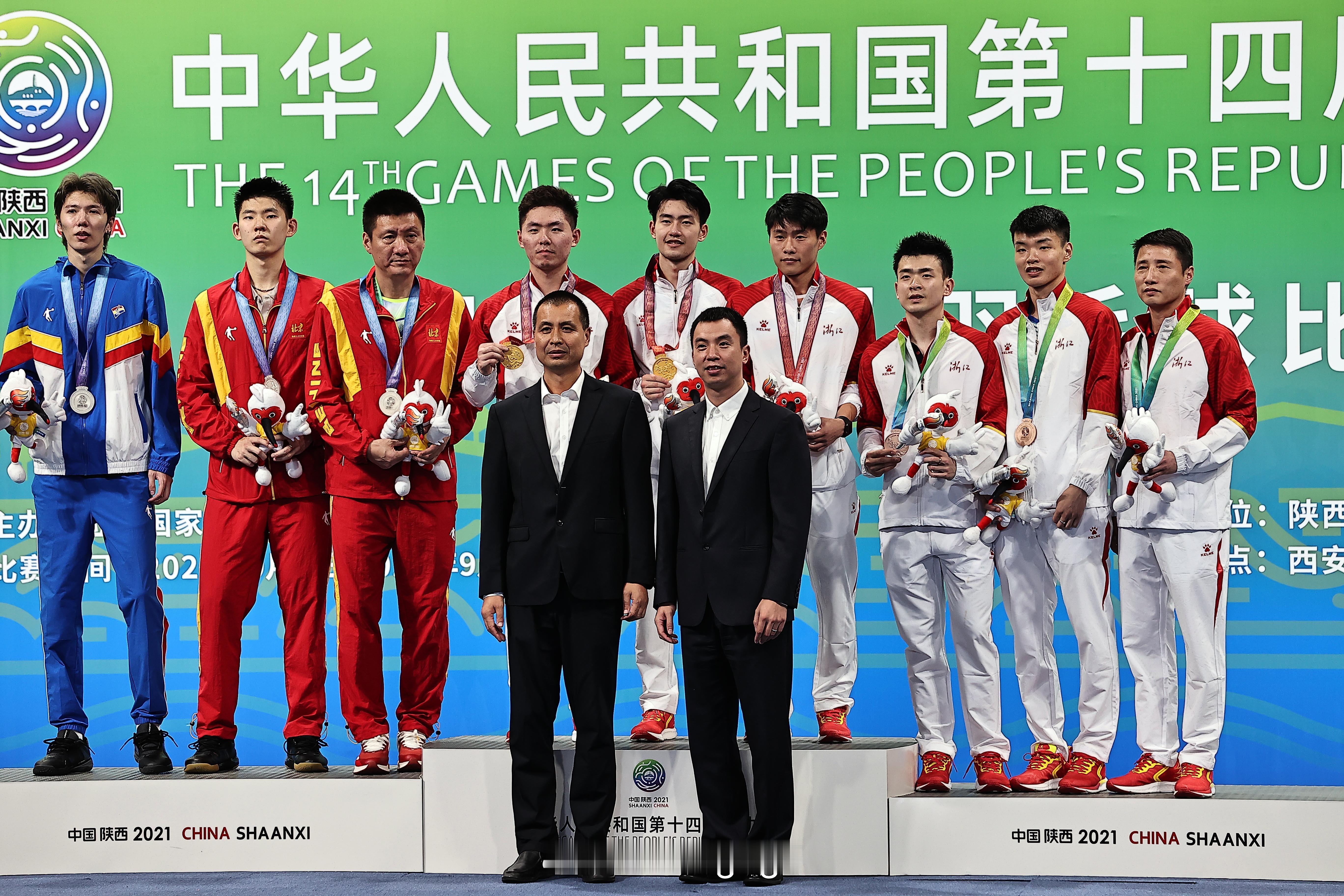 下周末全运会就开幕了羽毛球老照片 第十四届全运会羽毛球🏸男双领奖台🏅：周昊东