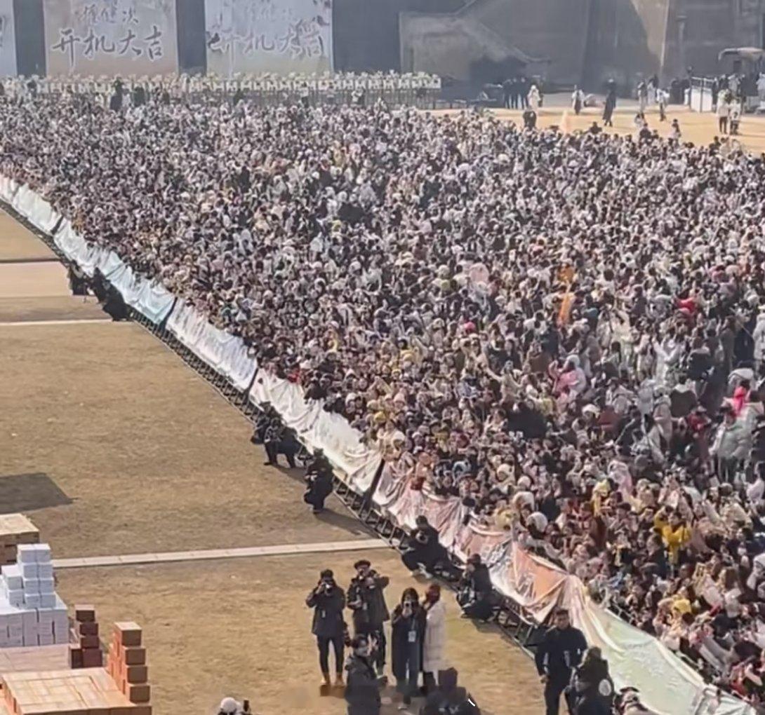 🆘檀健次何不同舟渡开机到底去了多少人啊，感觉我有点晕人了 