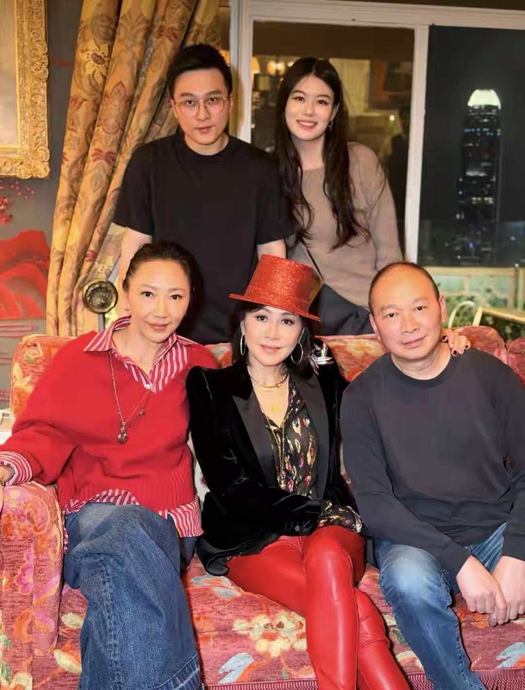 刘嘉玲侄儿有女友了，又一个人生赢家！
刘嘉玲和80岁的妈妈、哥哥、嫂子、侄儿和侄