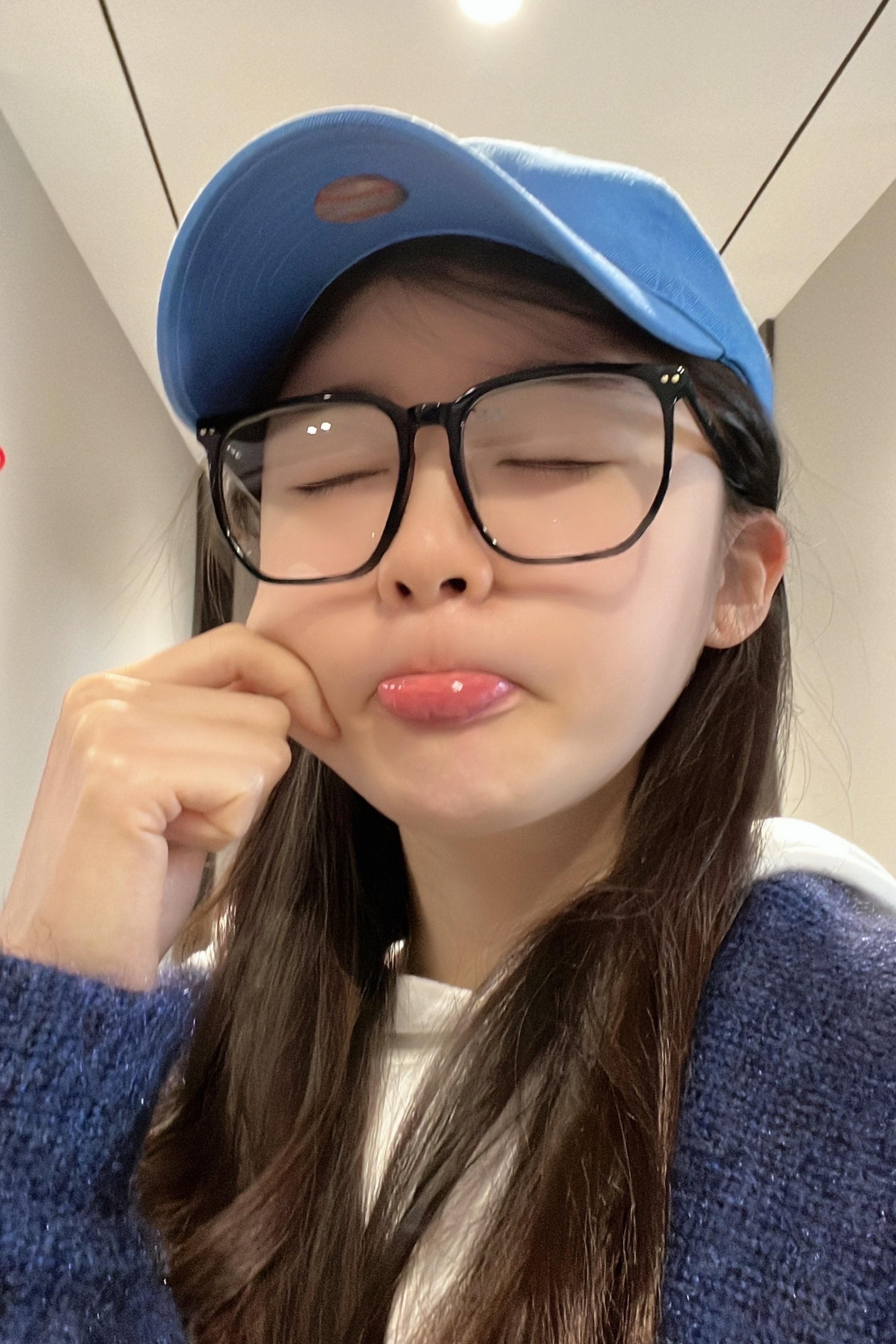 谁懂这个张月戴黑框眼镜有多萌啊🐷 
