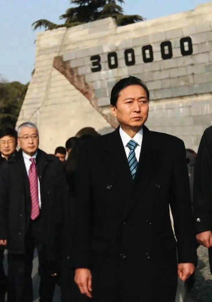 日本前首相鸠山由纪夫已经接受了中国政府的邀请，他将不顾全日本人的谩骂，以个人名义