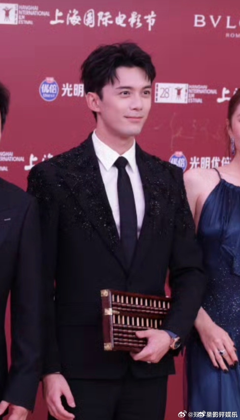 吴磊手拿算盘走红毯期待吴磊领衔主演的《群星闪耀时》早日上映！ 