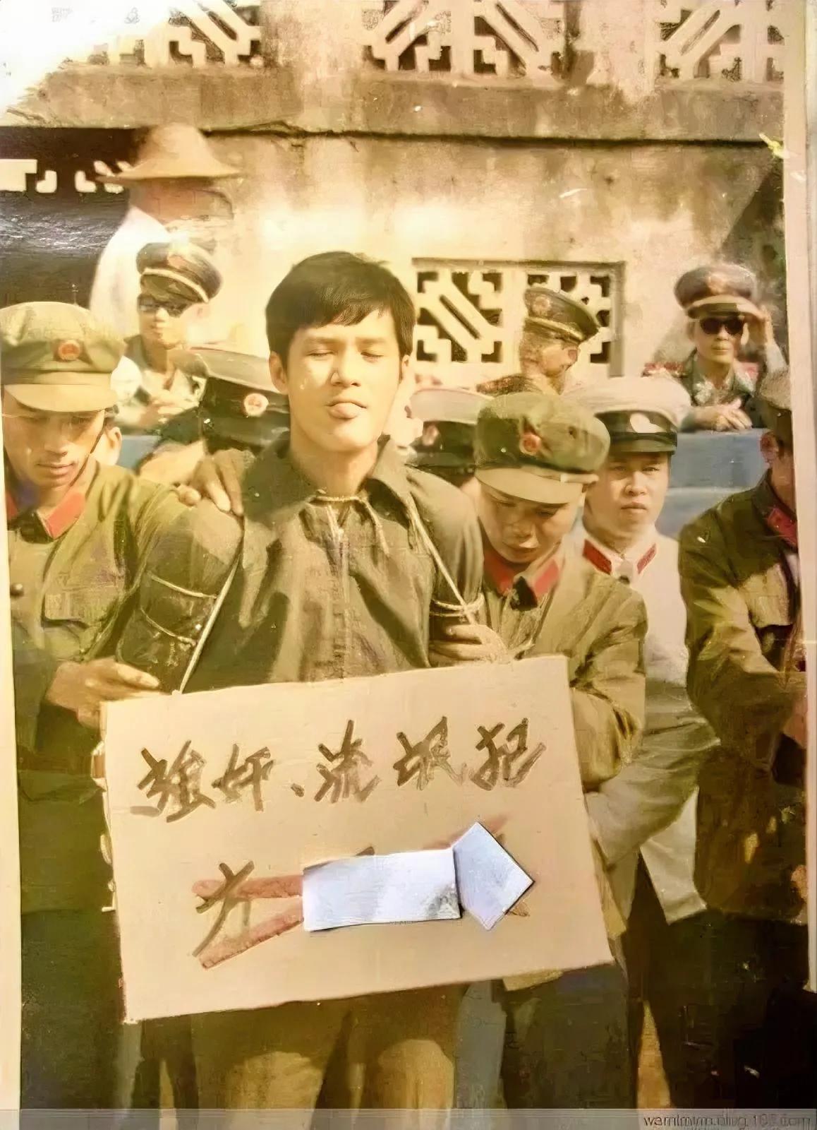 1983年，一名被判死刑的男子，看起来生无可恋，照片中的他穿着一件灰色的夹克，面