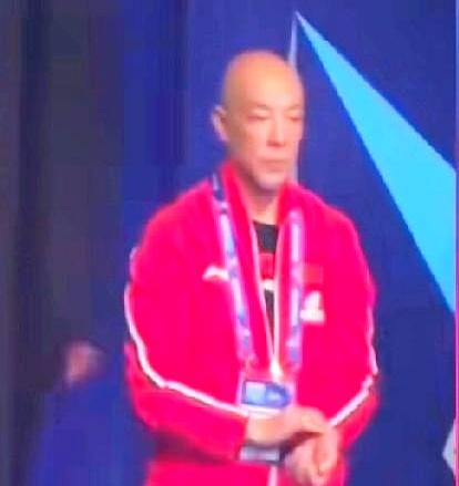 梁靖崑这场3:2逆转张本智和，真把人看得心口一紧。
肖战教练那边更有意思，比赛一