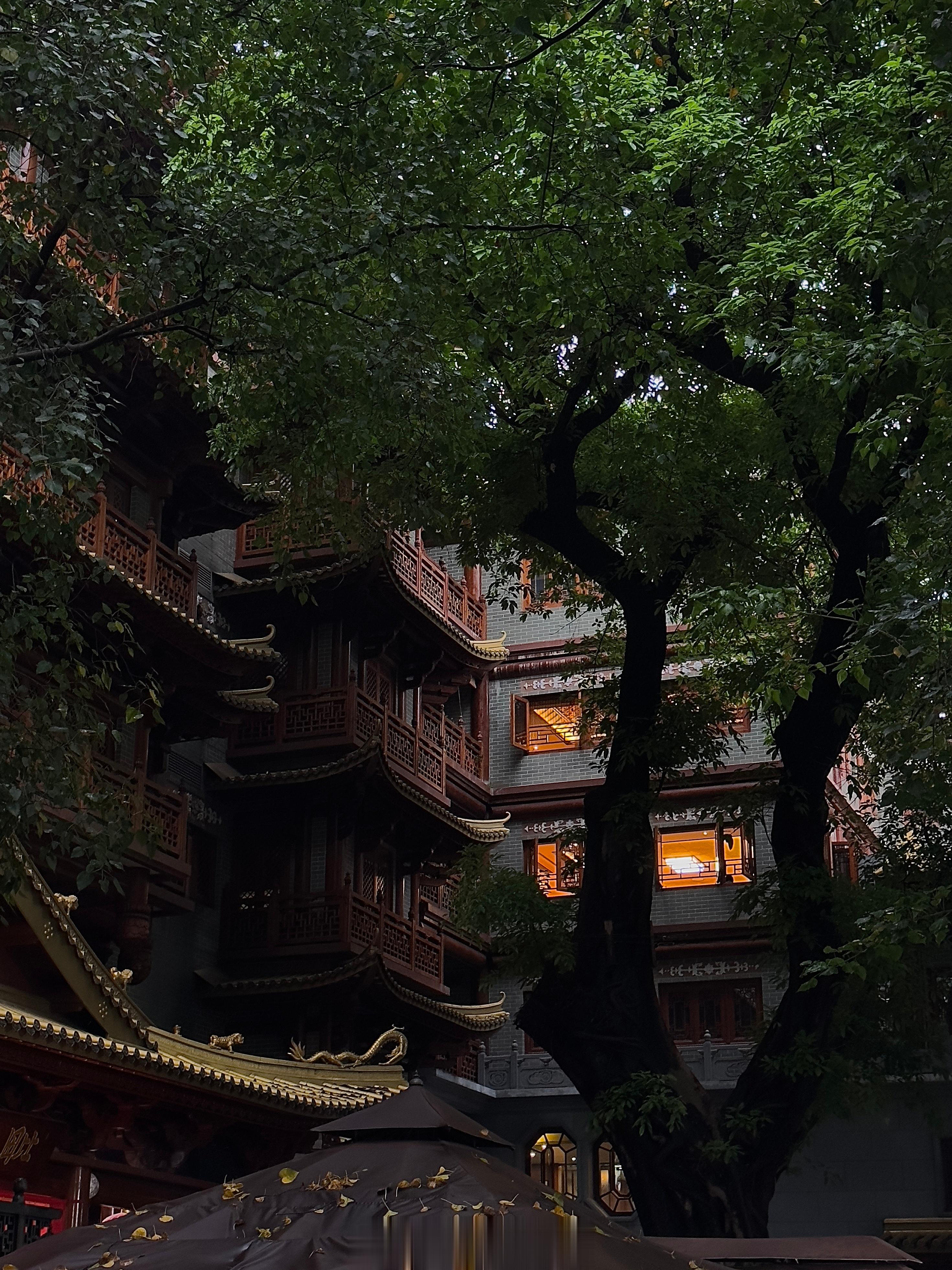 那天忙完工作，跟朋友散步过来附近街区的寺庙。空气潮湿，路上行人熙熙攘攘，抱怨着这