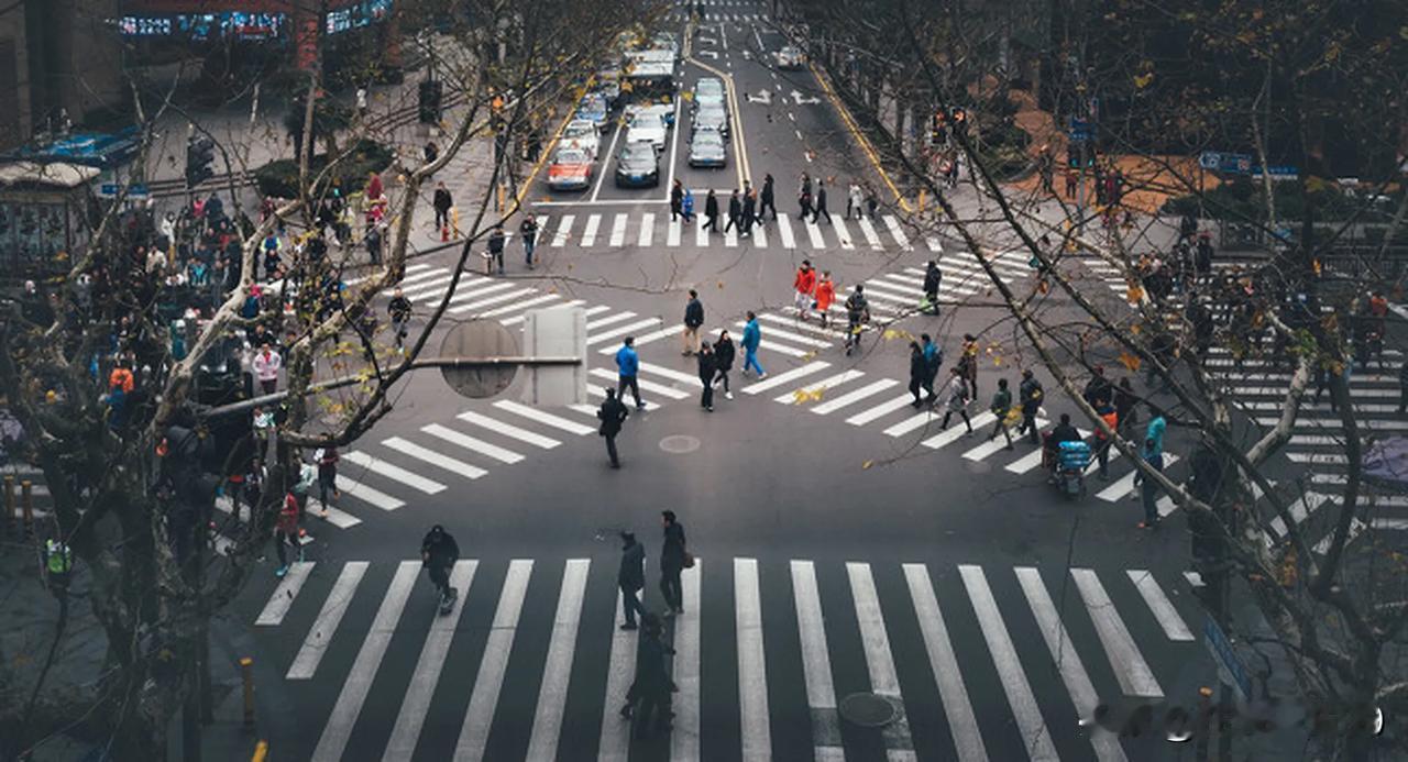 现在还分什么城市人，农村人不是笑话吗？在车水马龙的大街上，在工作繁忙的职场里，谁