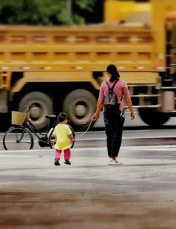 美国犯罪率长期居高不下，研究给出了相同的答案：Fatherless。
全美近四成