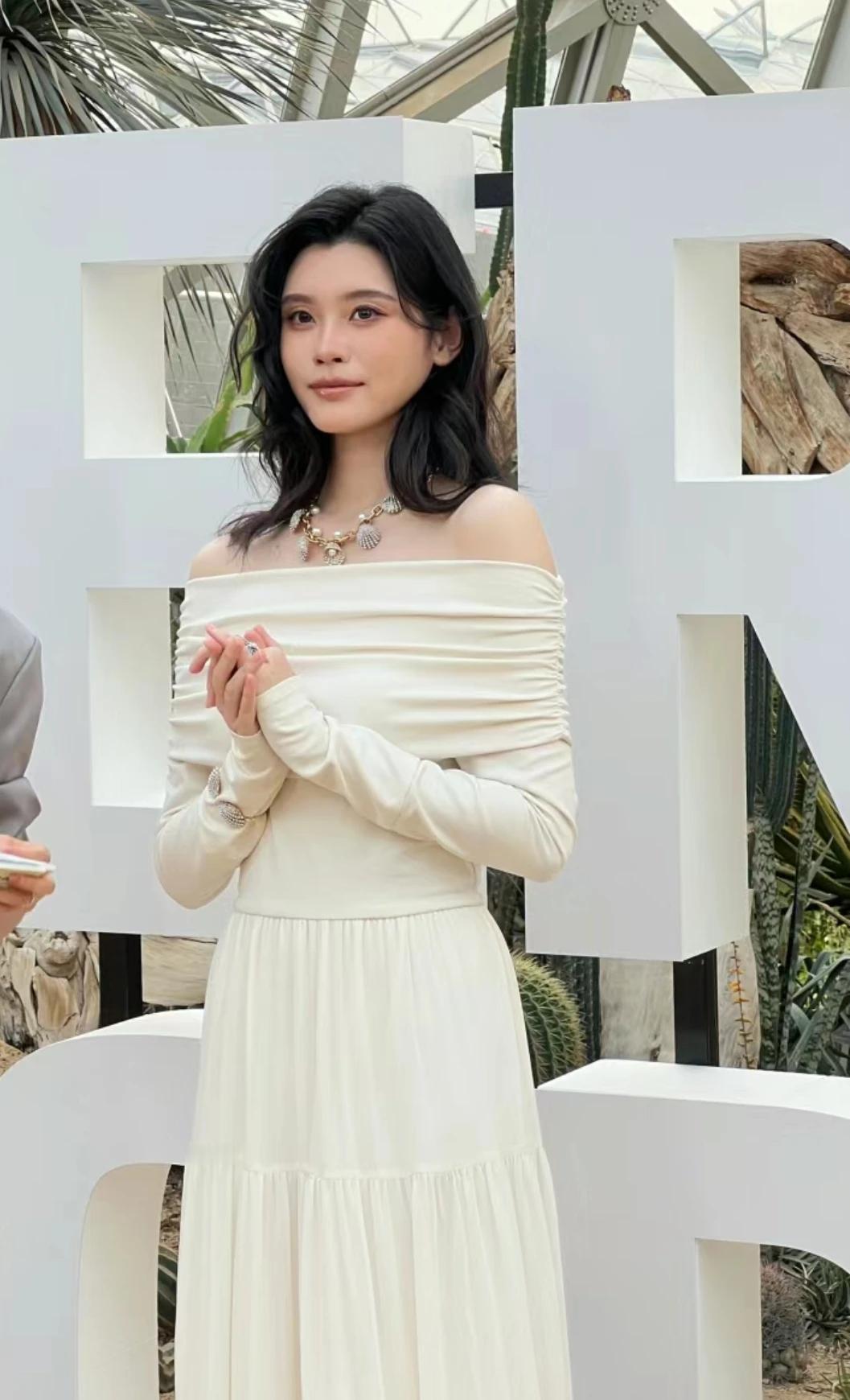 和奚梦瑶一起在上海辰山植物园看秀
奚梦瑶真的是有气质
贵妃气质难怪都叫她奚贵妃
