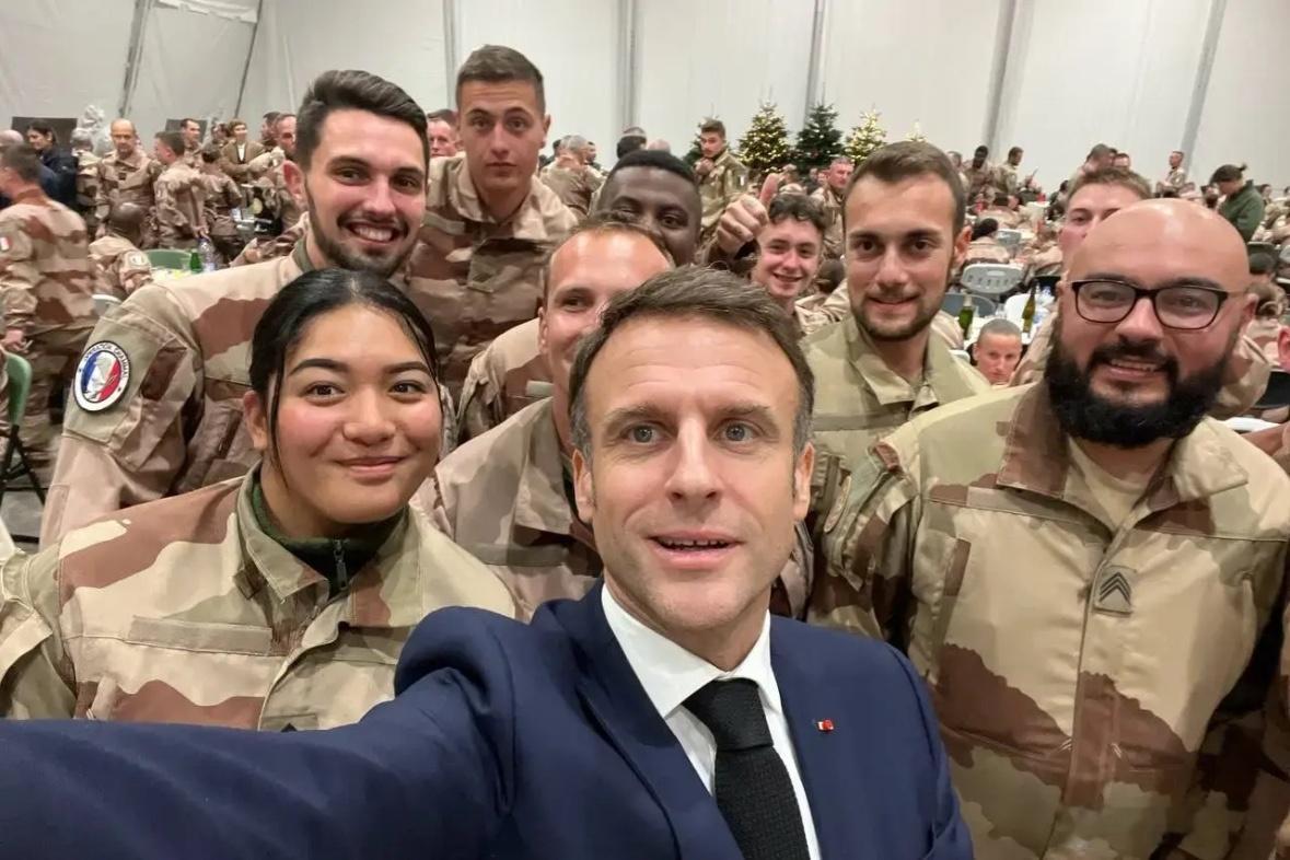 马克龙真是一个“两面三刀”的人！12月8日，《华盛顿邮报》公开报道称，马克龙对特