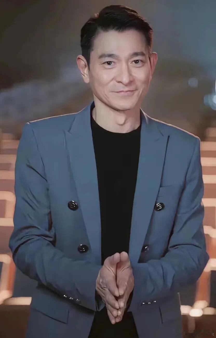 刘德华从不内耗 刘德华不会把时间浪费在自我怀疑的内耗之中。想法很超前，明白空想没