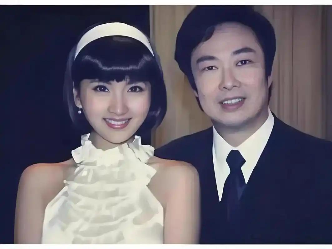 1981年，费玉清在日本女友家过夜，女友贴心地放好洗澡水，他刚跨进浴缸，女友就一