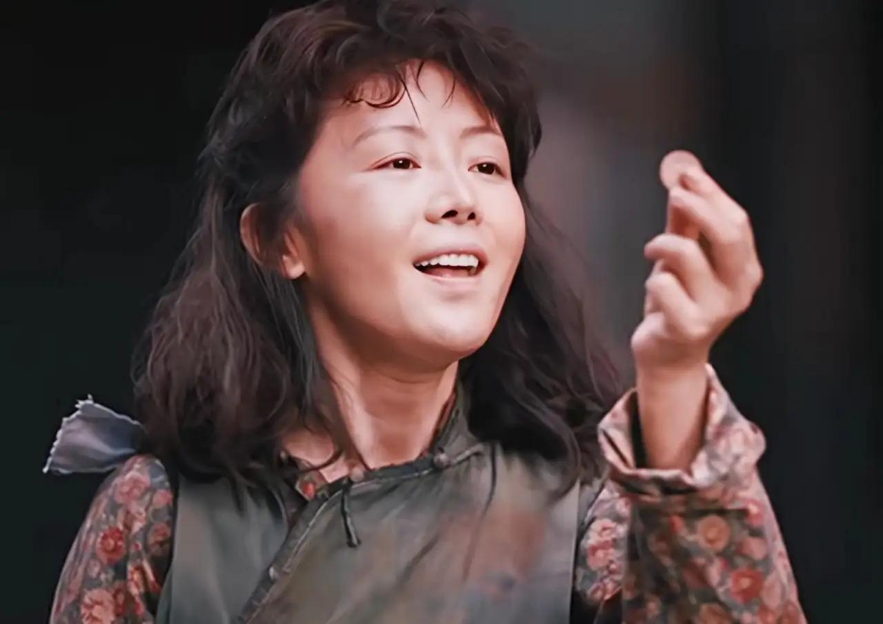 灼灼韶华
 
寒风卷着枯叶刮过巷口，周燕缩在垃圾桶旁，沾满污垢的手紧紧攥着那两枚