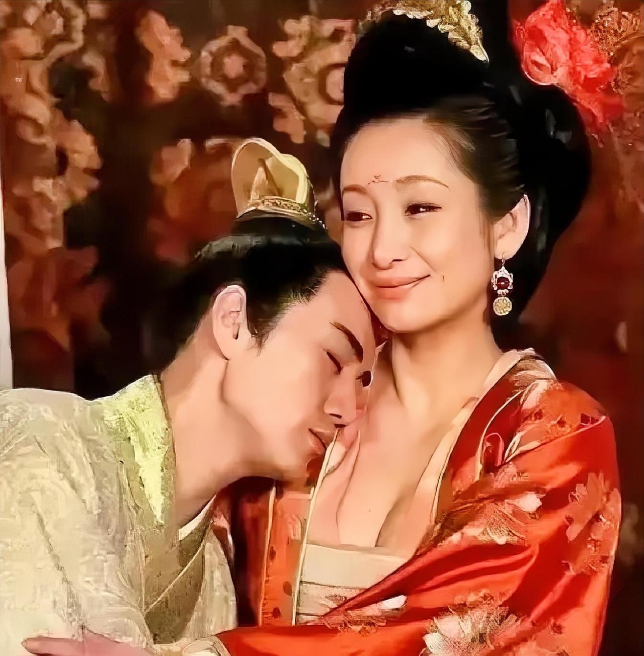 1627年，奶娘客氏被扒光衣裳，压上了刑凳。她娇媚一笑，轻声说道：“你们都是九千