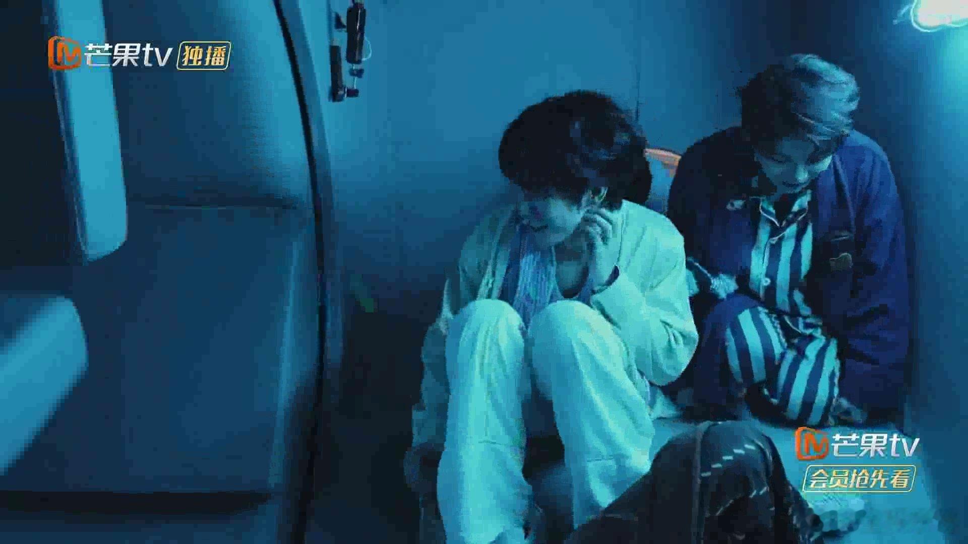 张真源 滚筒洗衣机视角密室大逃脱 独特机位解锁全新观感，滚筒视角下，张真源身姿轻