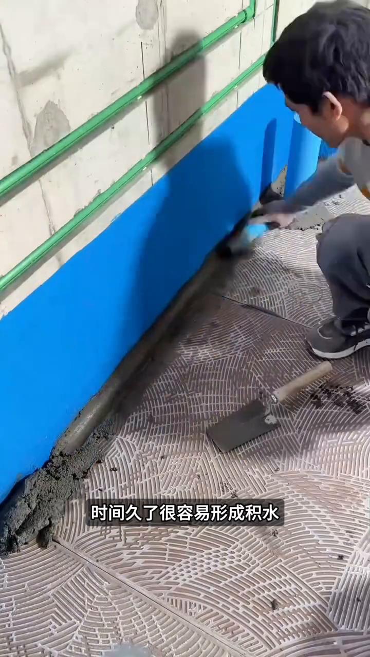 厕所架空铺砖。
谁能想到厕所装修居然不先浇混凝土地面，而是直接架空铺瓷砖，难道就
