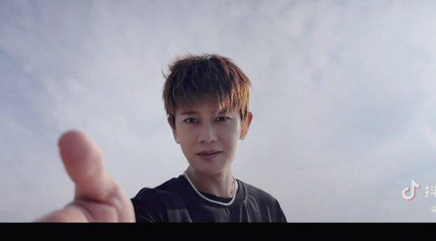 任嘉伦 你知不知道听了你的歌然后把手伸出来我哭了呀你知不知道我好想你了，我都决定