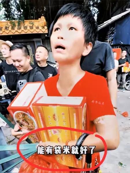 这两天被潮汕施孤现场的一位红衣女子刷屏了！她刚出生就被亲生父母抛弃，养父母把她养