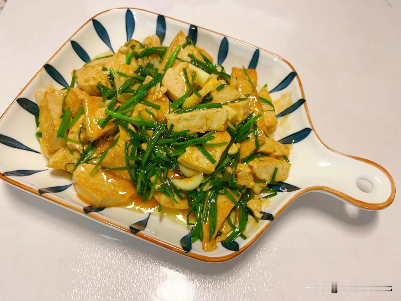 今天这顿饭，主要耽误在摘韭菜和婆婆丁上了，旺财昨天拿回来一袋婆婆丁

摘完了洗了