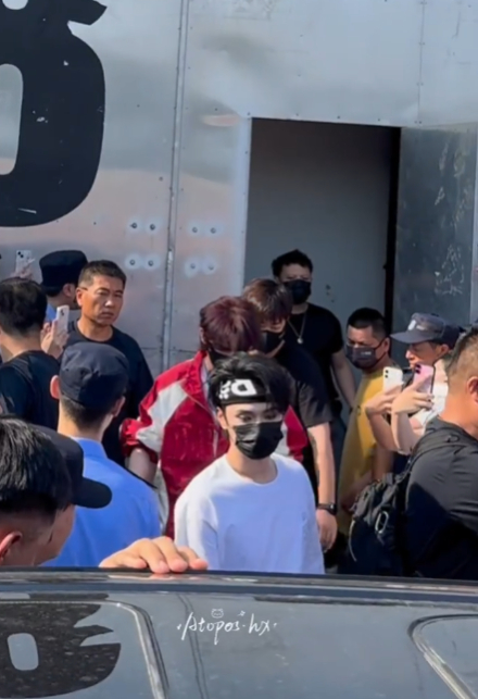 严浩翔发带男大严浩翔联排下班  严浩翔联排下班，严浩翔发带男大，简单白T搭配发带