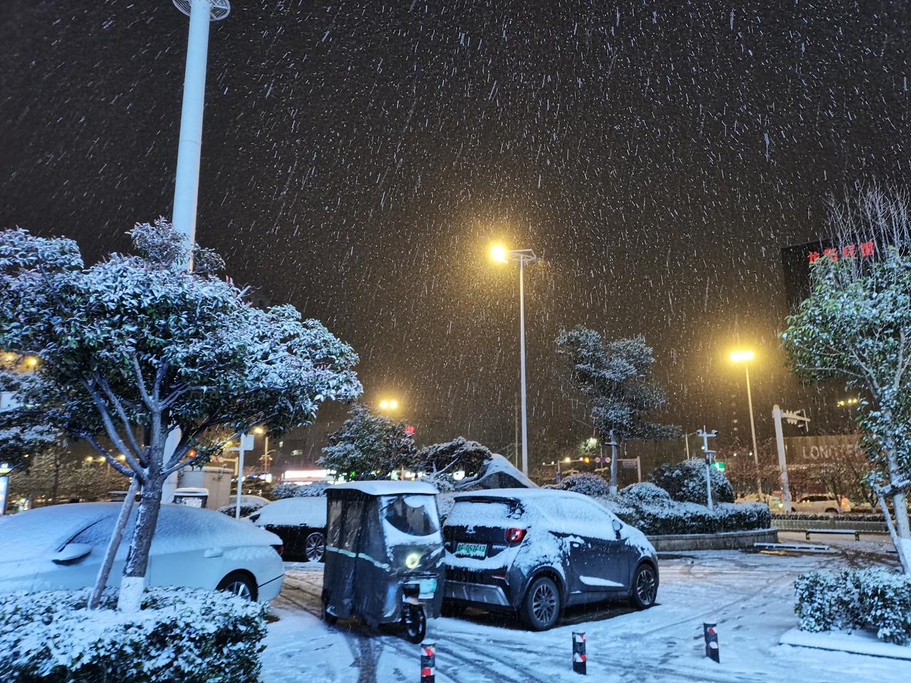 晚上7点多，安阳仍然在降雪，出行注意安全！