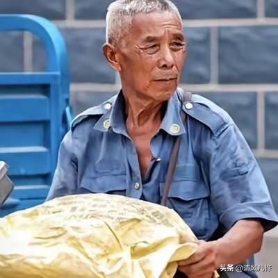 看哭了！山东，儿子10多年前车祸去世，儿媳跟着人跑了！78岁大爷独自抚养孙子长大