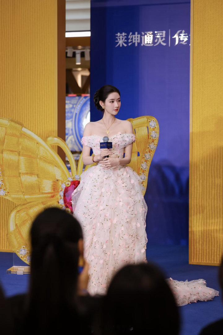 王玉雯一字肩花朵长裙王玉雯苏州活动状态 苏州那天的光线很好，打在她脸上像自带柔光