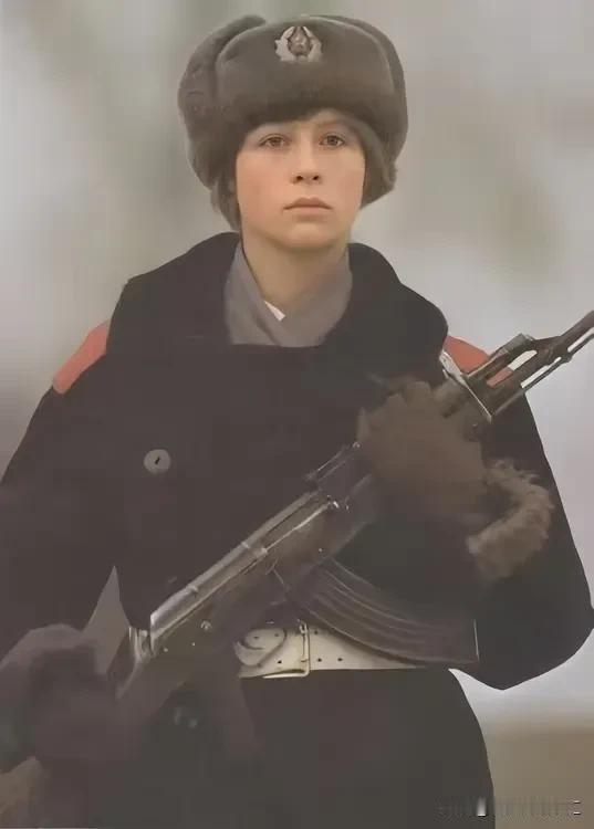 这是前苏联时代一名全副武装年轻士兵的冬季装备，这个士兵的形象代表当时那个年代社会