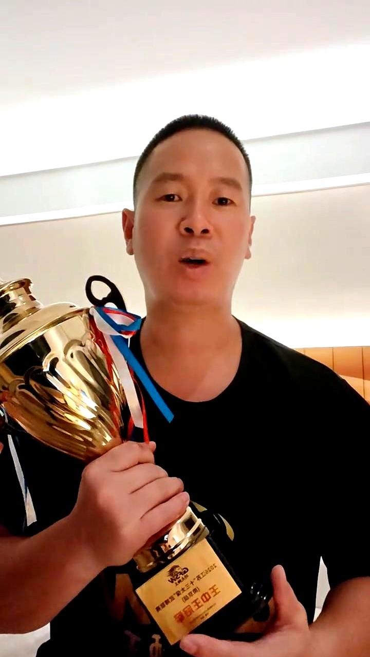 我一个业余爱好者，居然连赢了两天擂台赛，捧回了奖杯。

别以为我多牛，碰上那些职