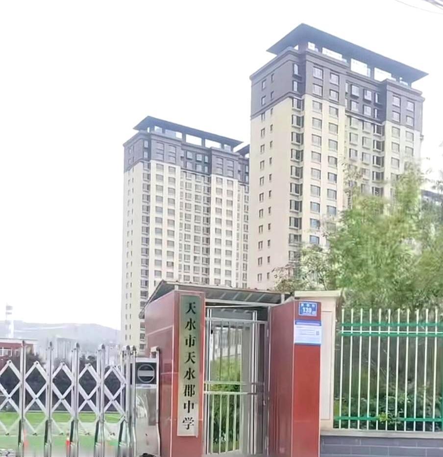 半夜刷到一条变动，秦州区太京镇窝坨那片，靠天水市西十里西侧的那所学校，由乡镇划入