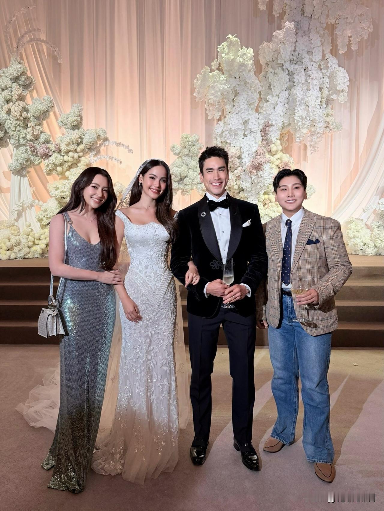 Bella现身Nadech、Yaya曼谷婚礼。。与Lisa、Baifern、Je