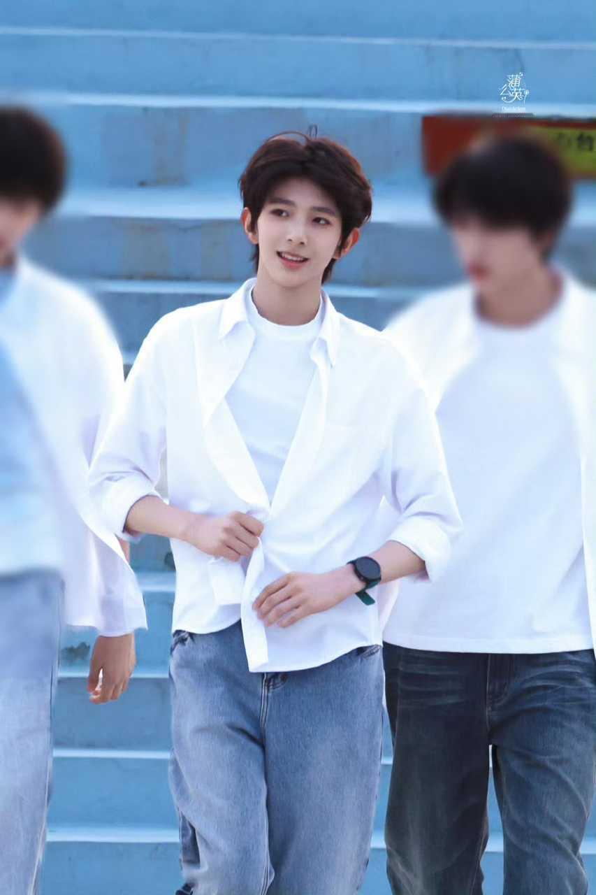 每次看陈浚铭都觉得特别治愈，笑容干净又有感染力，身上有一种难得的少年气，认真又执
