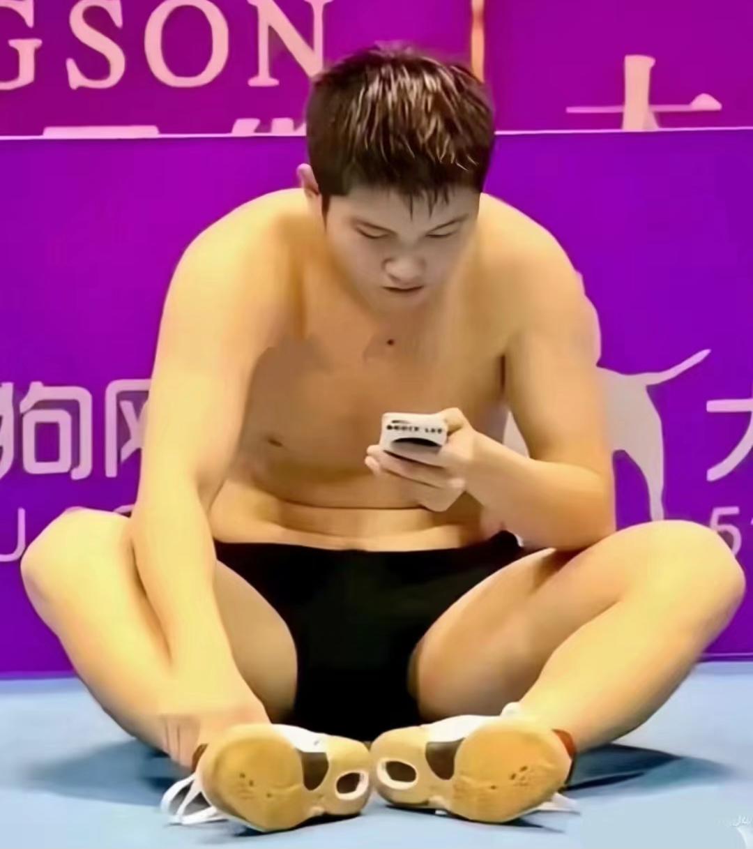 樊振东十分不好意思！
你明、后两天在我心中形象
就是光着上半身的帅哥，
谁让我没