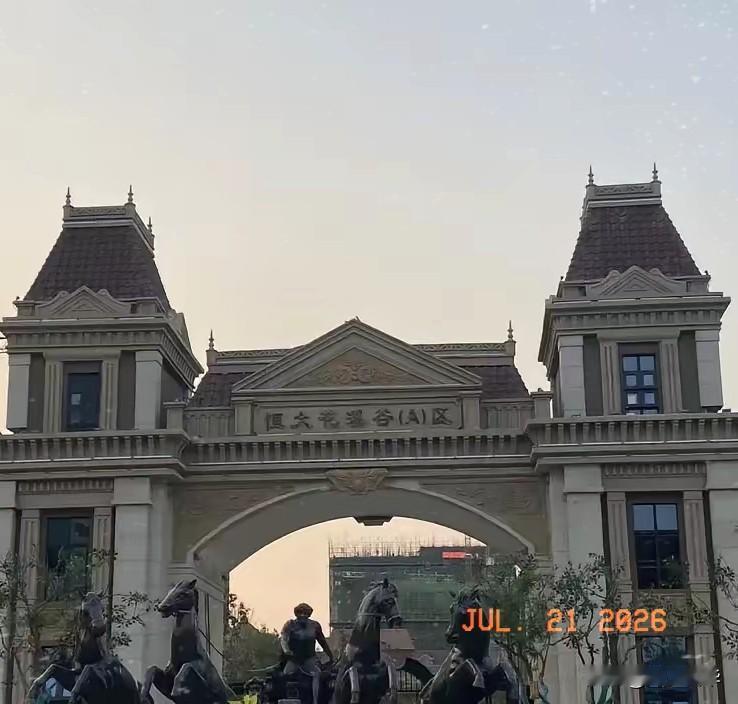 昨天和朋友喝酒，谈起恒大欠债2.4万亿，为什么银行不闹了，供应商不闹了，业主不闹