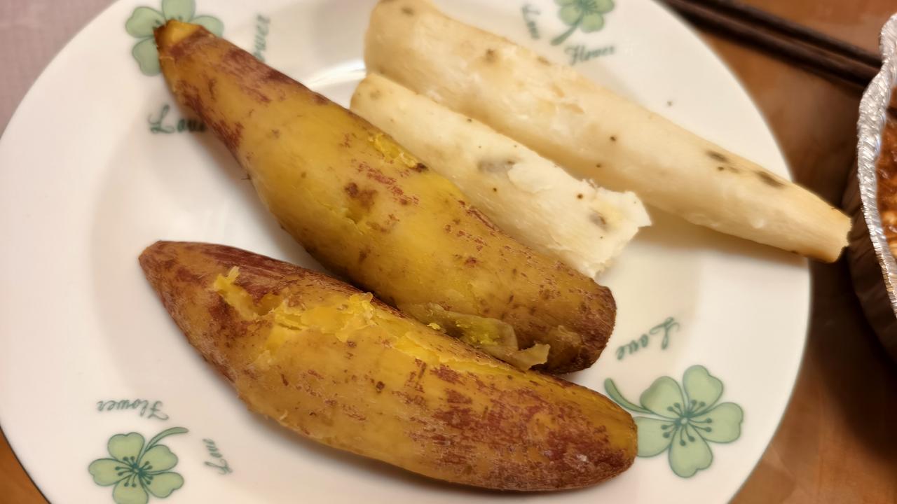 晒晒随手拍的美食今日份早餐，这是朋友推荐的，用空气炸锅烤的一道早餐。里面是燕麦，