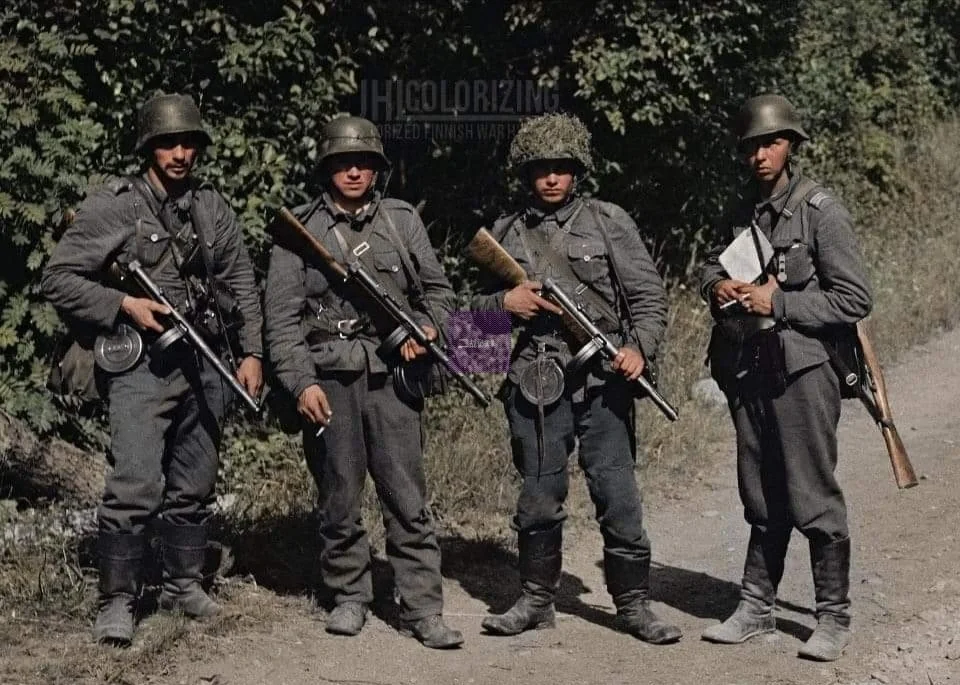 1941年7月21日，几名芬兰士兵刚歼灭了12名敌人后的摆拍。但在19...