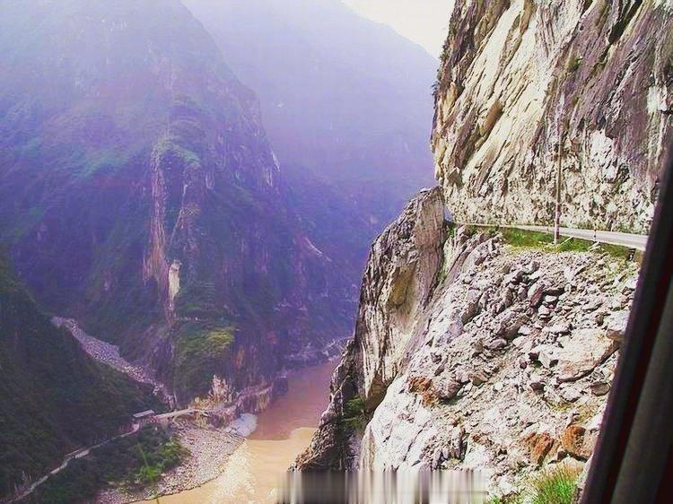 #就爱旅行# 二十几年前往泸沽湖的路，泸沽湖当年的景象，那时候湖边没有现在这么多