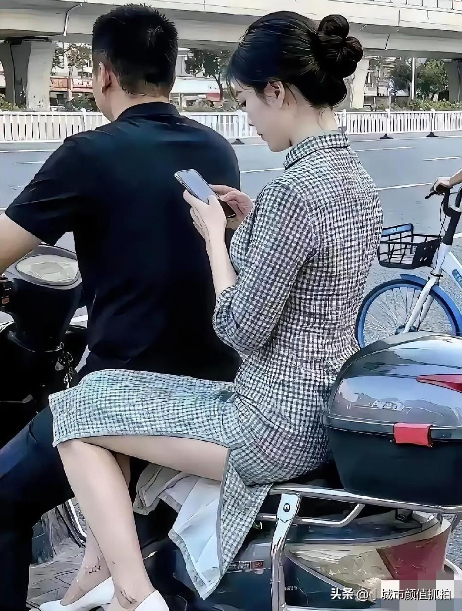 开百万奔驰的未必比这对坐电驴的羡慕，路过的人都偷偷回头看了两眼。
晚风扫过天津解