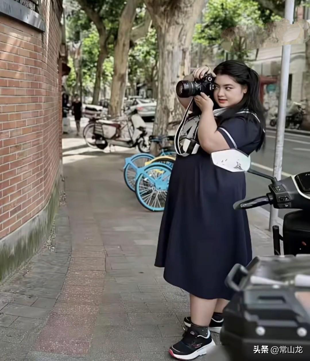 胡慧中的女儿何嘉珍，体重快接近200斤了，五官之间，依稀看得出几分胡慧中当年的风