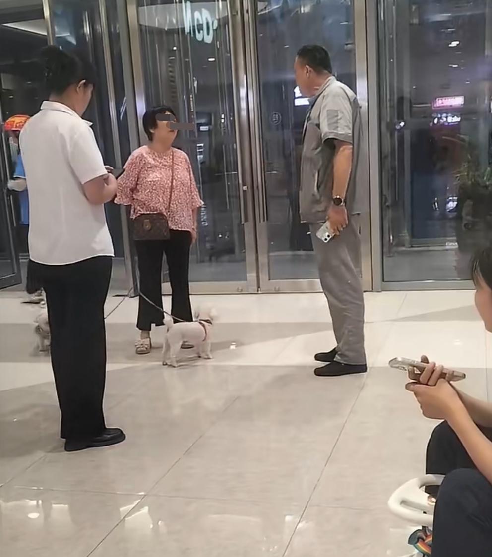 商场工作人员禁止宠物狗入内，遛狗的大妈不愿意了……
小编去问了一下ai，ai说: