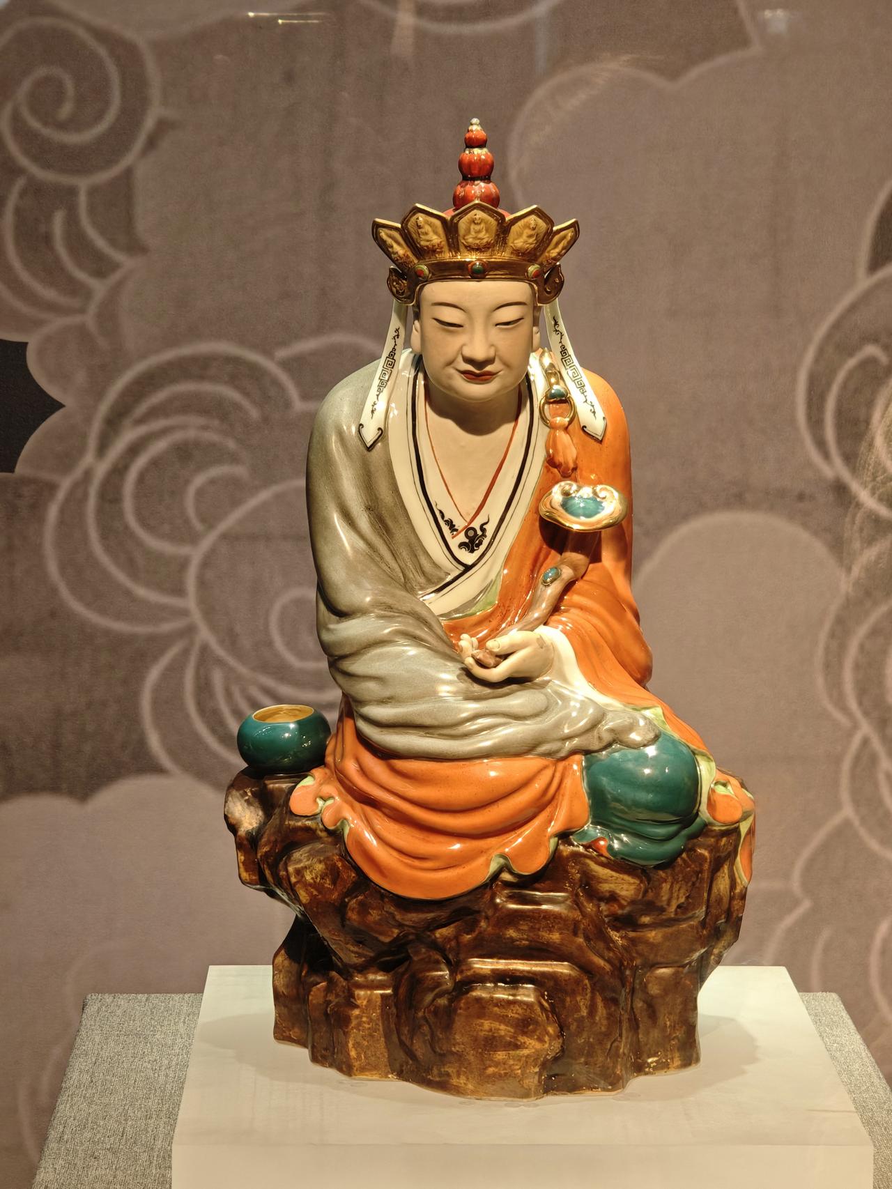 花一个多小时甚至小两个小时，就为和中国陶瓷博物馆的无语佛合张影，值得吗？

很明