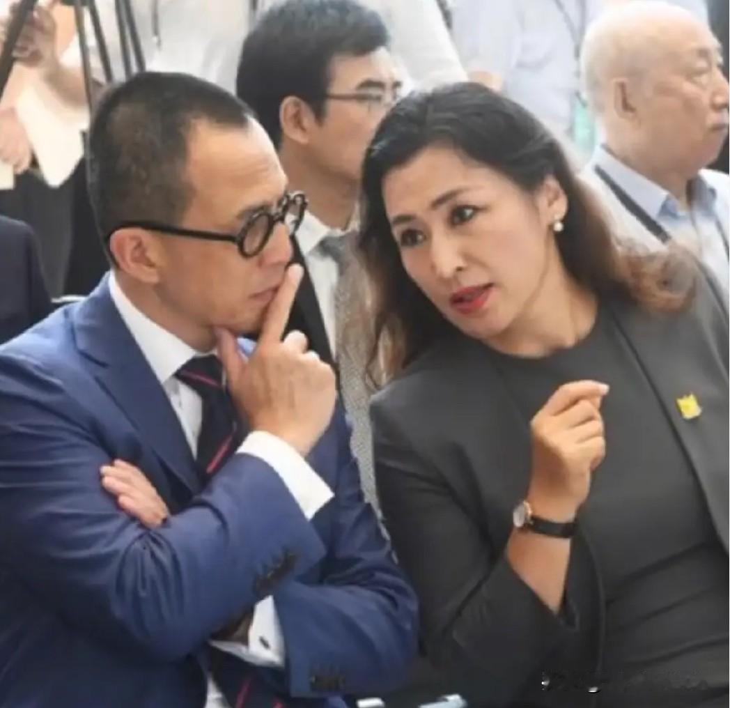 2018年，汕头大学活动现场，李泽楷与时任汕头大学党委书记、校长姜虹相邻亲切交谈